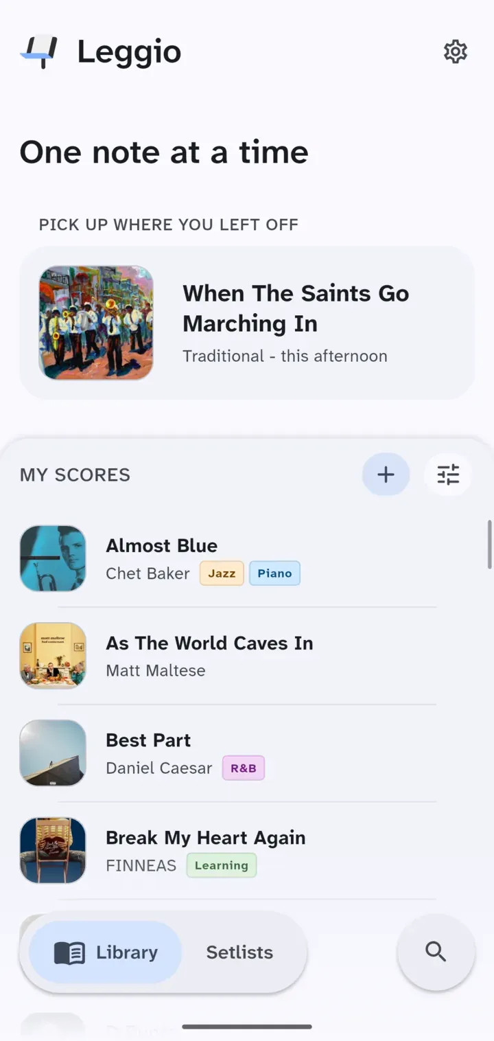 The Leggio home screen: the greeting, the card to pick up the last song, and the list of songs with their covers.